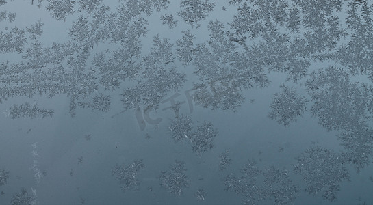冰花摄影照片_在一个非常寒冷的冬日，窗户上美丽的冰花。