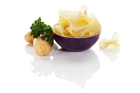 土豆地摄影照片_一碗土豆片和土豆