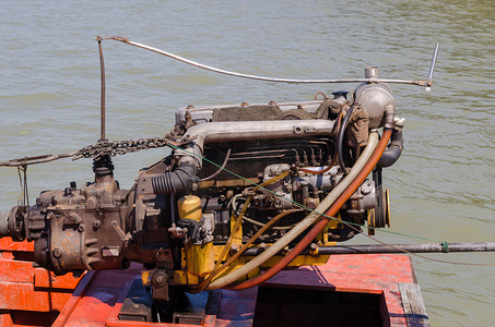 电机马达摄影照片_渔船上带小螺旋桨的电机