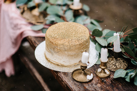 金色婚礼装饰摄影照片_带有金色蛋糕的婚礼装饰