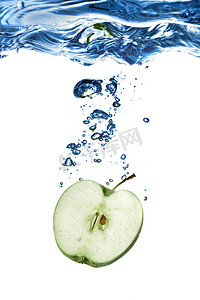 绿色苹果掉进水里，气泡被白色隔离