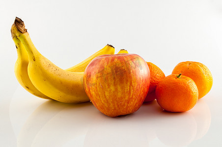 水果苹果橘子摄影照片_香蕉、苹果和橘子