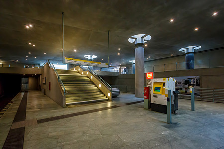u站摄影照片_柏林-8 月 24 日： 联邦议院地铁站 (U-Bahn 站)
