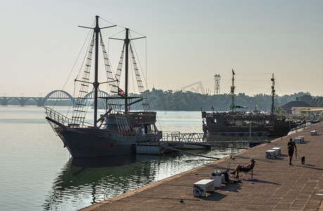 乌克兰第聂伯河堤岸上的游船