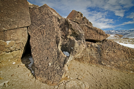 螺旋纹摄影照片_加利福尼亚州毕晓普鱼泥路上的 Chigado 岩画。