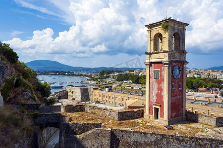 废弃城堡摄影照片_科孚岛旧堡垒的废弃钟楼，可欣赏希腊科孚岛的全景。