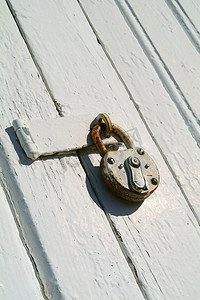带挂锁的旧木门细节