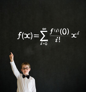孩子回答问题摄影照片_举起有数学等式的回答男孩商人