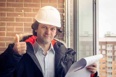 一名建筑工人向您竖起大拇指，表示一切进展顺利或已理解说明。