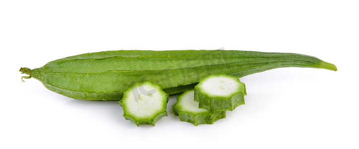 瓜果蔬菜背景摄影照片_白色背景上的新鲜角丝瓜果