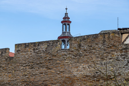 迈森海姆历史悠久的城墙的一部分，背景是钟楼