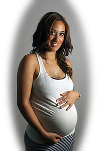 1孤独摄影照片_怀孕 8 个月的多种族美女 (1)