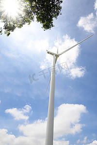 蓝天下的风力涡轮机-清洁能源的起源