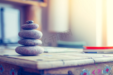 石凯摄影照片_风水：客厅的石冢，平衡和放松