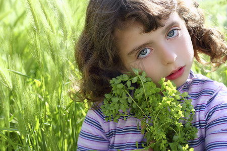 女孩绿植摄影照片_小女孩拥抱绿植草地尖刺