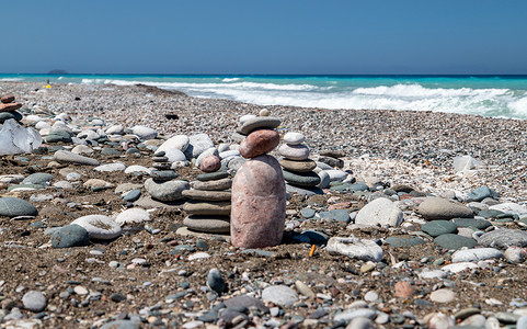 罗得岛西南海岸靠近 Apolakkia 的砾石/卵石滩，有多色海水和小石像