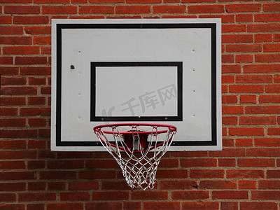 安装在红砖墙上的白色篮球网