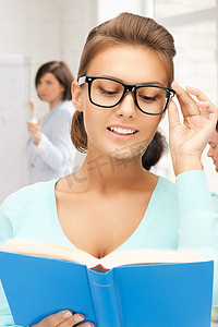 微笑的女学生在学校看书