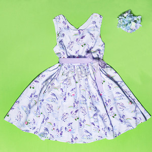 夏季女婴蕾丝层格子连衣裙，儿童公主生日礼服衣服顶视图