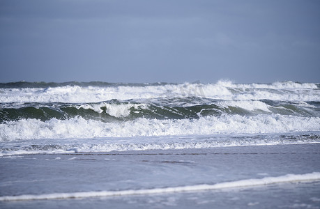 波涛汹涌的海水和波浪在太平洋