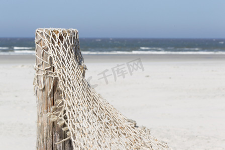 沙滩上的渔网