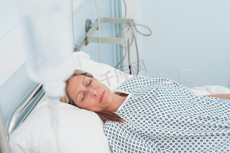 闭眼躺在床上的女病人