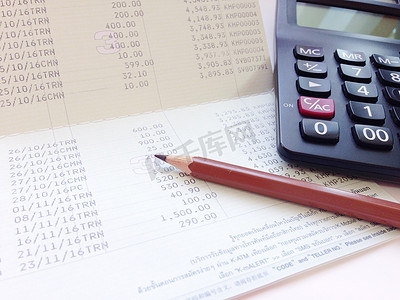 办公桌上的计算器和储蓄账簿或财务报表