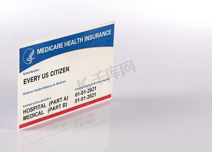白色背景下美国公民的美国医疗保险健康保险卡