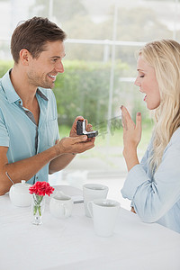 男人在咖啡馆向女友求婚让他大吃一惊