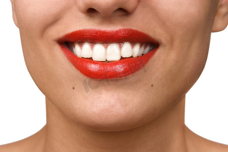 被咬一口汤圆摄影照片_微笑的女人嘴里有一口洁白的牙齿