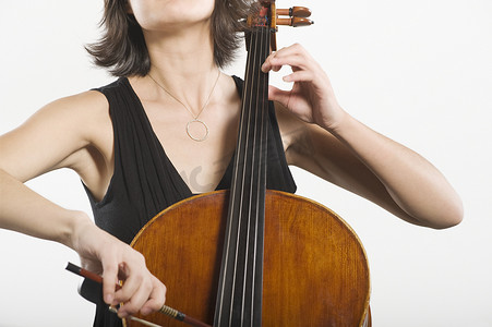 孤立在白色背景上的女大提琴家的中段