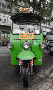 曼谷-6 月 14 日： 唐人街上的嘟嘟摩托出租车