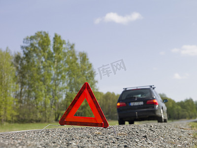 汽车故障前的三角警示牌