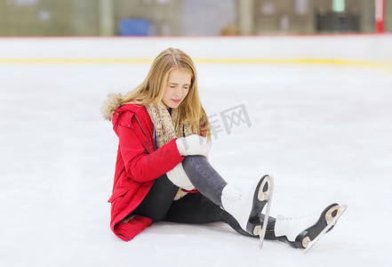 滑冰摔倒摄影照片_年轻女子在溜冰场上摔倒