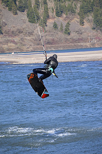 风帆冲浪者乘风而行，胡德河或。