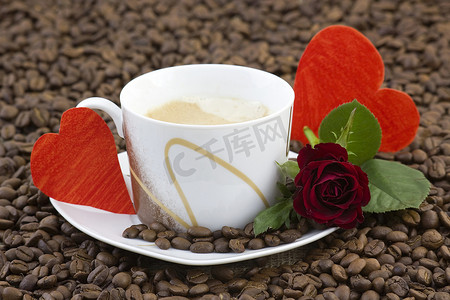 一杯咖啡、红玫瑰和红心