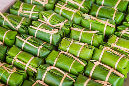 Khao Tom Mad 的绿色背景，泰国文化的甜点