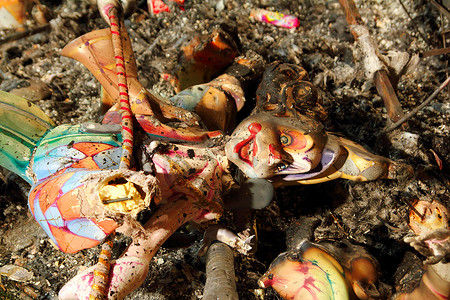 火葬摄影照片_法利亚斯小丑形象在巴伦西亚的火葬后被烧了一半