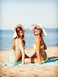 沙滩上晒日光浴的女孩