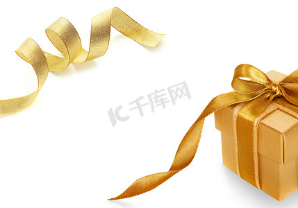 白色背景的金色礼盒，带闪亮的金色缎带