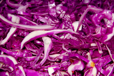 在烹饪锅中烹饪切好的紫甘蓝