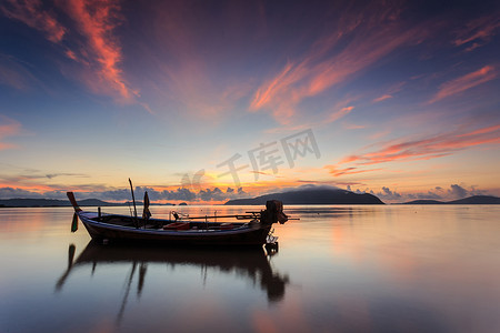 泰国普吉岛长尾船和日出的轮廓