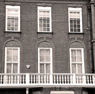 红色文化墙摄影照片_欧洲伦敦旧红砖墙的窗户和历史