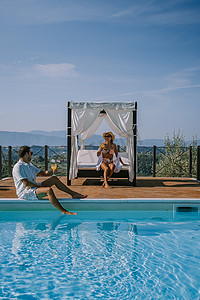 意大利带游泳池的豪华乡间别墅，意大利豪华别墅度假的情侣，男人和女人看日落