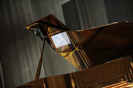 空荡荡的舞台与钢琴。