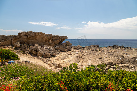 希腊罗得岛卡利地亚泉 Kallithea Therms 的岩石海岸线景观