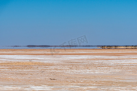 西澳大利亚州麦克莱德湖干涸的湖海市蜃楼在地平线上
