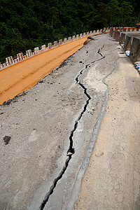 沥青路面因地面塌陷而出现裂缝。