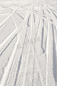 有轮胎痕迹的雪路。