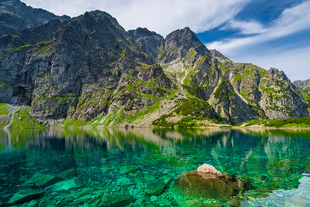令人愉快的风景秀丽的山地景观和干净的 Czarny 湖